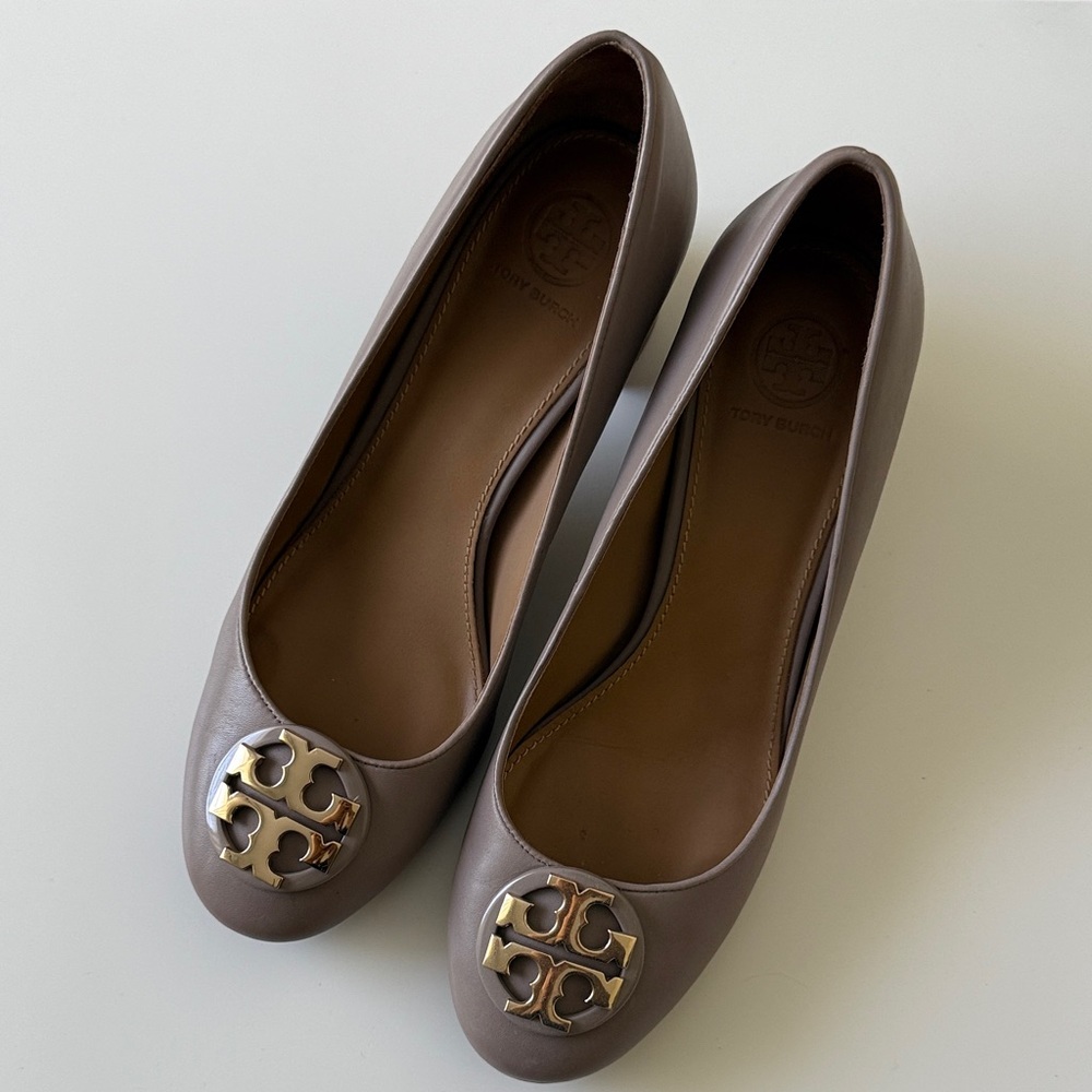 Tory Burch Taupe pumps  with Gold Emblem